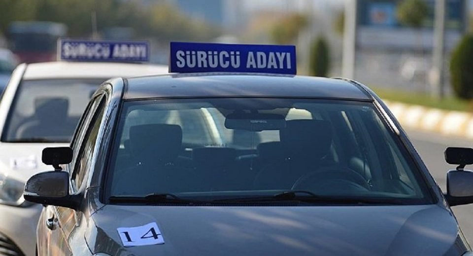 Sürücü adayı ehliyet sınavı sırasında parkurda araç kullanıyor